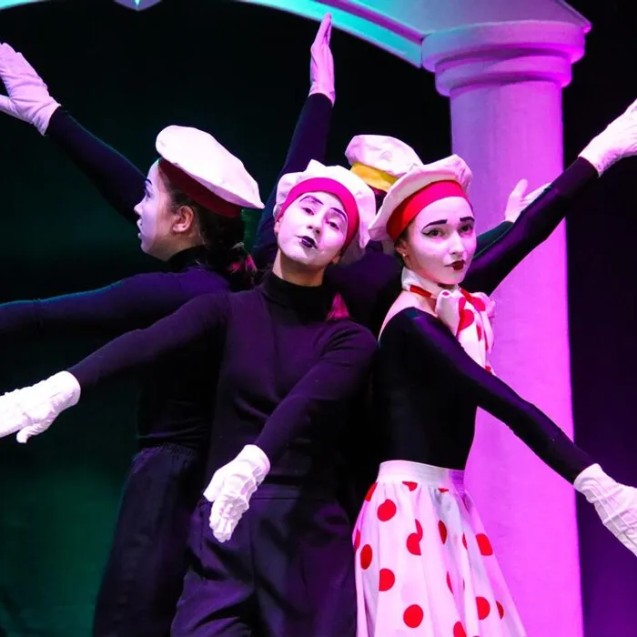 «Весь мир-театр»