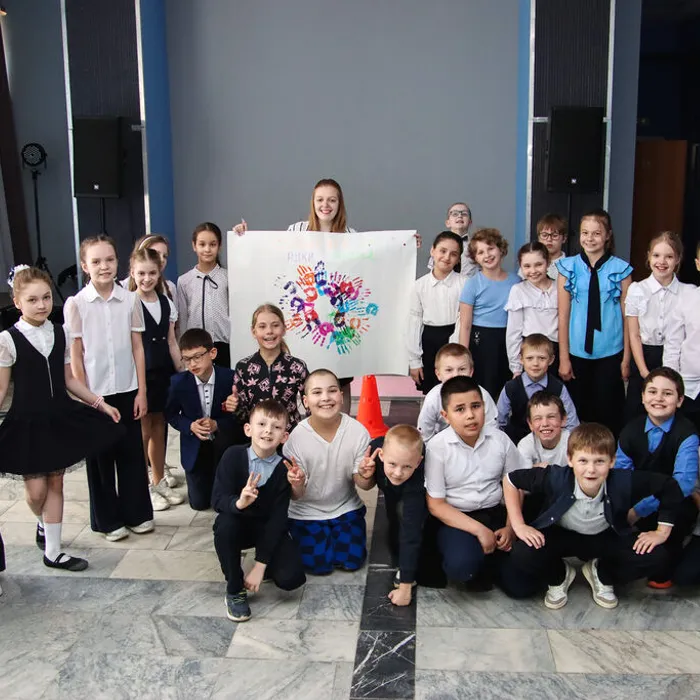 "Возьмемся за руки друзья"