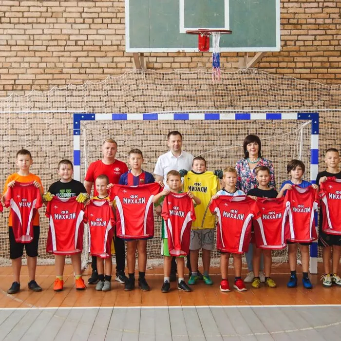 Вручение футбольной формы участникам клубного формирования "Мини-футбол"